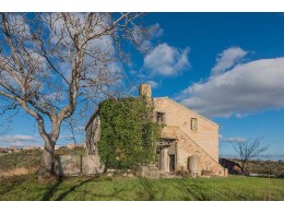 FARMHOUSE WITH PANORAMIC VIEWS FOR SALE IN CARASSAI IN THE MARCHE REGION, NESTLED IN THE ROLLING HILLS OF THE MARCHES